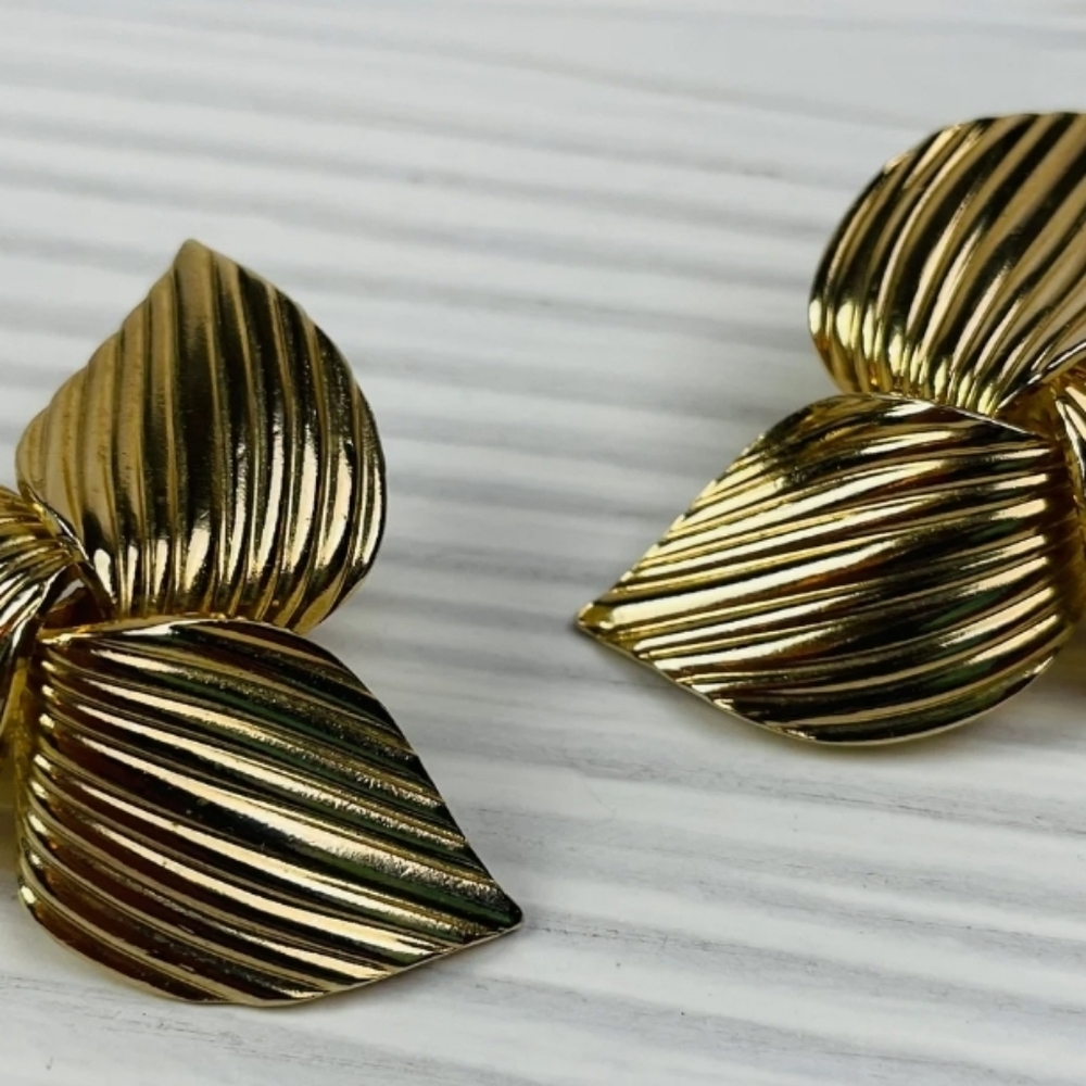 Sarah Coventry Trillium Flower Rib Lined Petals Clip On Earrings Gold Vintage!!